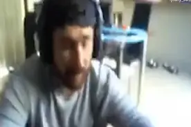 澳大利亚一男子直播打游戏时被喜鹊袭击图片