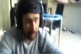 澳大利亚一男子直播打游戏时被喜鹊袭击图片