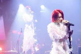 平行麦现场乃万超级在线演唱会燃情开唱，粉丝直播连线“幸福感爆棚”图片