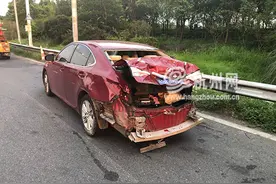 4只6吨钢卷冲破栏板砸中小车“掉落位置再往前一米 后果不敢想象”图片