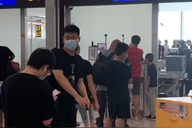 为减少旅客候检时间，重庆机场开设4个“男性安检专用通道”图片