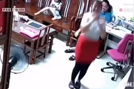 帮女儿查到高考成绩瞬间，妈妈开心到“飞起”