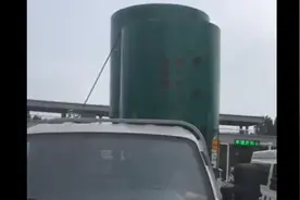 视频｜危险！高速公路上小货车超高近一倍图片