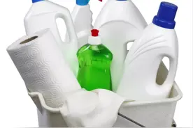 当妈的把洁厕灵装在矿泉水瓶，25的儿子直接当饮料喝了图片