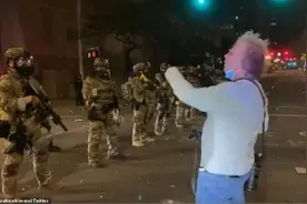 越战老兵在波特兰街头训斥警察 下一秒被喷胡椒喷雾图片