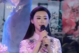 越战越勇：两米高女孩温婉动人，一首《桥边姑娘》唱得甜美动听视频封面