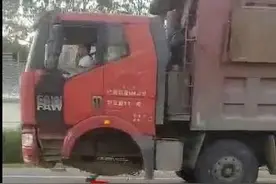 “身残志坚”？两个前轮没了，货车仍在飞奔……图片