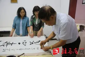 我市书法大家莅临百语佳作文班现场挥毫泼墨图片
