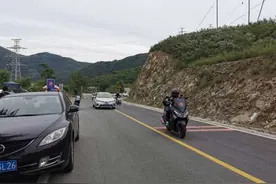 非法竞速、违规超车、轰鸣扰民 潭王路摩托车跑山太疯狂图片