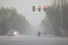 午饭吃到“三黄蛋”了吗？雷电、大风、暴雨黄色预警三碰头，威力大到模糊……图片