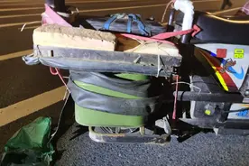 送货员非法改装电动车 挂着汽油桶上路被查图片