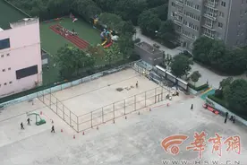 西安百花家园被叫停足球场重新施工 物业：是惠民工程将免费开放图片
