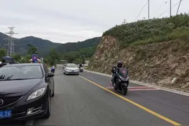 非法竞速、违规超车、轰鸣扰民…北京门头沟区潭王路摩托车跑山太疯狂图片