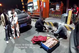 湖北买主带一行李箱现金到四川中江买毒品 刚到收费站就被民警挡获图片