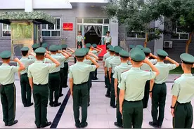 “粉”“笔”配合默契，小黑板也是大舞台！图片