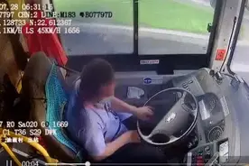 监控曝光！公交车司机行车时弯腰捡东西，路人瞬间被卷进车底……图片