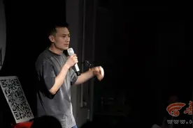 西安交大工科博士玩脱口秀，第一场演出惨不忍睹，如今不宣传也爆满图片