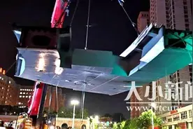万达人行过街天桥建完成首块钢梁吊装施工图片