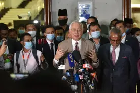 家中搜出18亿元财物，马来西亚前总理被判12年监禁，罚金3.5亿图片