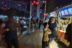 价格差不多！夜市“淘宝”不必舍近求远图片