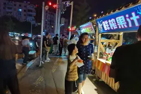 价格差不多！夜市“淘宝”不必舍近求远图片