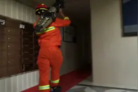小孙女在睡觉，锅子里烧着菜，被房门关出的奶奶关键时刻做对了一件事……图片