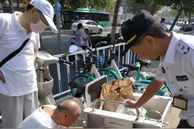 锁生锈难打开 他们伸出援手......图片