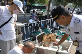 锁生锈难打开 他们伸出援手......图片