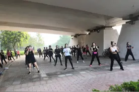 30秒丨德州夏练三伏：相约东方红路桥下  有氧健身操跳起来图片