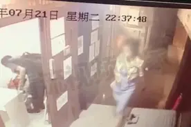 女子深夜遭陌生男子尾随到家门口，敲门喊话：我想和你约会图片