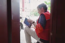 北京我的爱|胡同里的外国志愿者,最喜欢的成语是助人为乐视频封面