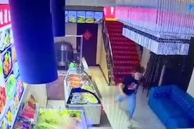 四小伙吃霸王餐分批逃跑 警方：尽快投案视频封面