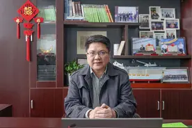 这个总是把背影留给家人的人，把光永远留在了人们心里图片