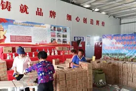 祥符区半坡店乡贫困户加工的手工棉布袋“流行”进区委党校培训班图片