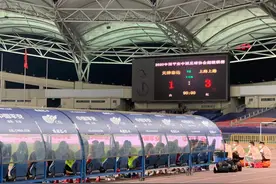 上港球员的封闭生活：阿瑙学下“四国大战”，于海“吃鸡”爱杀机器人图片