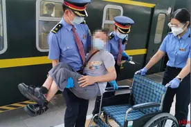 “公主抱”残疾乘客上下车 列车长：照顾好“重点旅客”是我们应尽的责任图片
