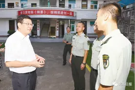 送上节日祝福！蔡锦军走访慰问驻市部队及优抚对象图片