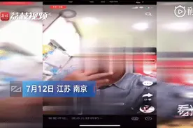 民警“围观”一场直播后，送出手铐一副图片
