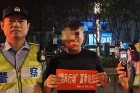 胆大！男子无证，酒后还帮朋友代驾图片