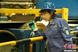 “钢铁玫瑰”扎根戈壁滩27载：细腻有韧性，与冷硬设备较劲图片