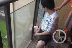 小男孩早起晨读，坐下去就起不来了……图片