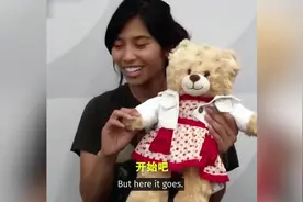 加拿大女子怀抱被偷后找回的泰迪熊哭泣 里面录有已故妈妈的声音图片