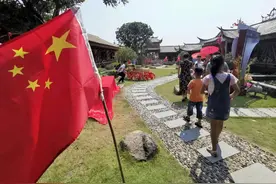 走进我们的小康——贫困村成“网红村”图片