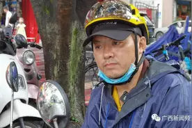 感动！桂林一无腿父亲戴着假肢送外卖，1天跑13小时送30单，他说：要供女儿上到大学图片