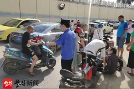 碰擦事故致南京板桥隧道堵车长龙，城管紧急处置图片