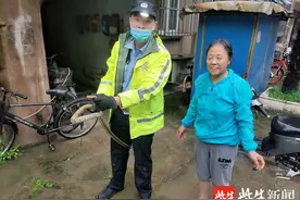大蛇下山避雨引发惊恐 民警徒手生擒后放生图片
