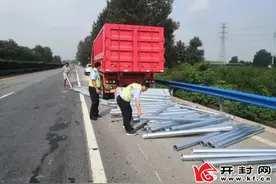 高速公路钢管滚落 高速交警及时出手援助图片