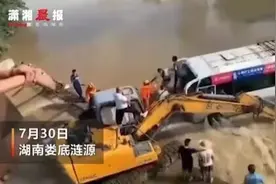 洪水中男子用挖掘机挡住客车救下14人：害怕救不上人，会后悔一辈子图片