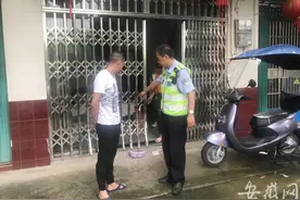 酒后回家妻子不开门 男子一气之下竟开车撞自家门图片