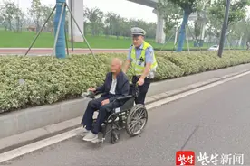 九旬老大爷驾电动轮椅误上快速路，南京江北新区交警及时发现助他回家图片